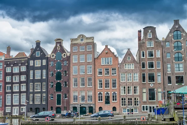 Amsterdam şehir kanal boyunca güzel evleri — Stok fotoğraf