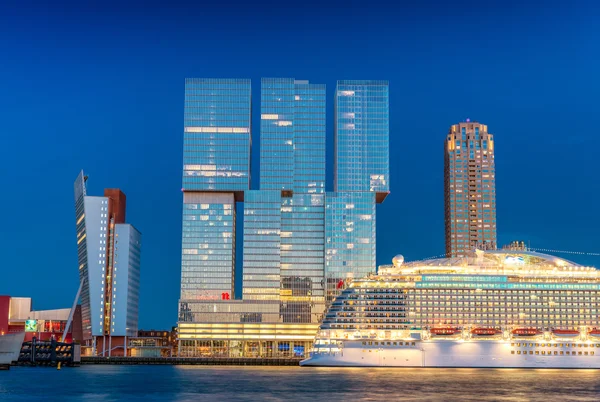 Rotterdam, Nizozemsko. Krásné moderní městské panorama v noci — Stock fotografie