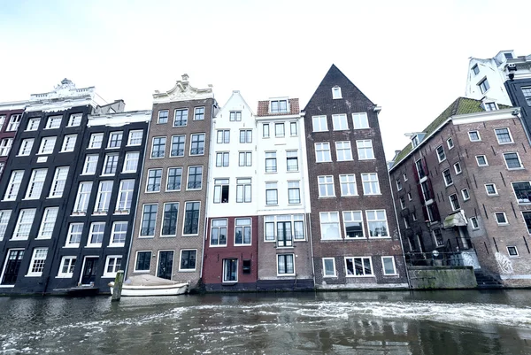 Krásné domy z Amsterdamu podél kanálu město — Stock fotografie