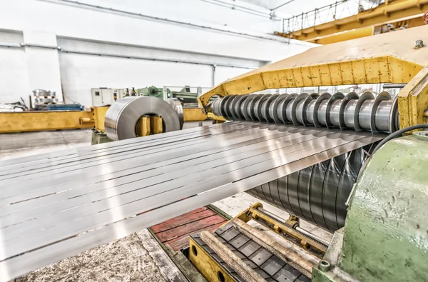 Máquina de corte de bobina de acero. Medio ambiente industrial — Foto de Stock