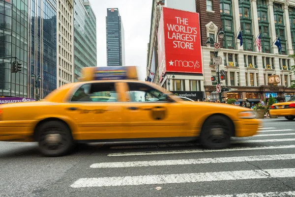 New York City - 13 juni 2013: Gele cabines langs Manhattan avenu — Stockfoto