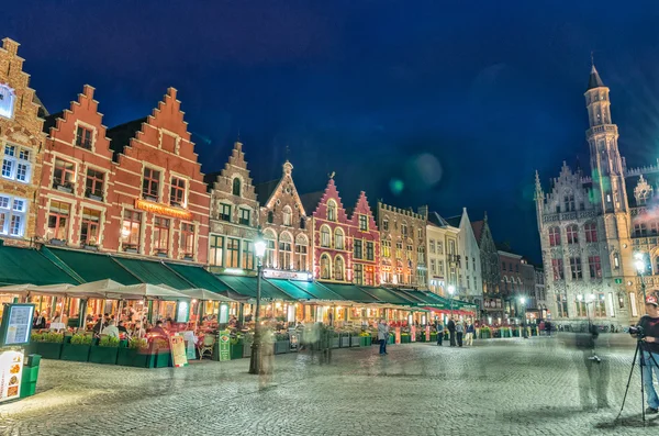 Bruges - 14. April 2015: Fotografen auf dem Marktplatz (grote ma — Stockfoto