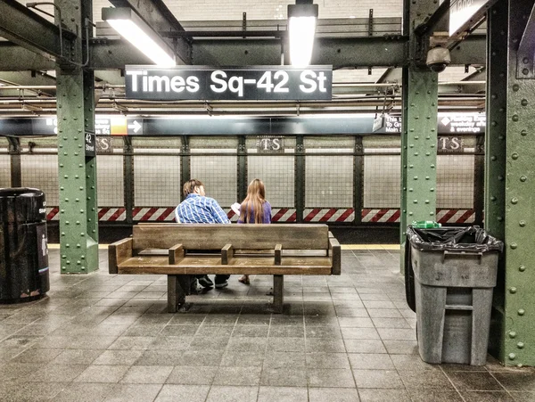 Pareja esperando tren en la estación de metro de Nueva York — Foto de Stock