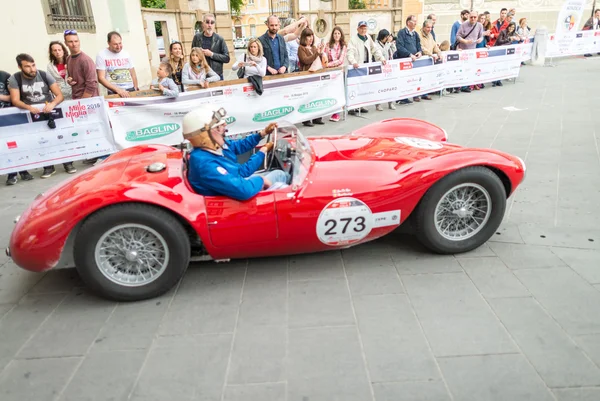 PISA, ITALIA - 16 DE MAYO DE 2015: Mille miglia competition car along c —  Fotos de Stock
