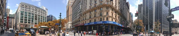 NEW YORK CITY - JUNE 14, 2013: Tourists and locals in Greeley Sq — Stock Photo, Image