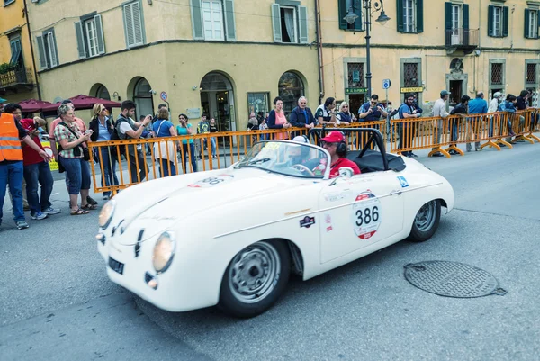 PISA, ITALIA - 16 DE MAYO DE 2015: Mille miglia competition car along c —  Fotos de Stock