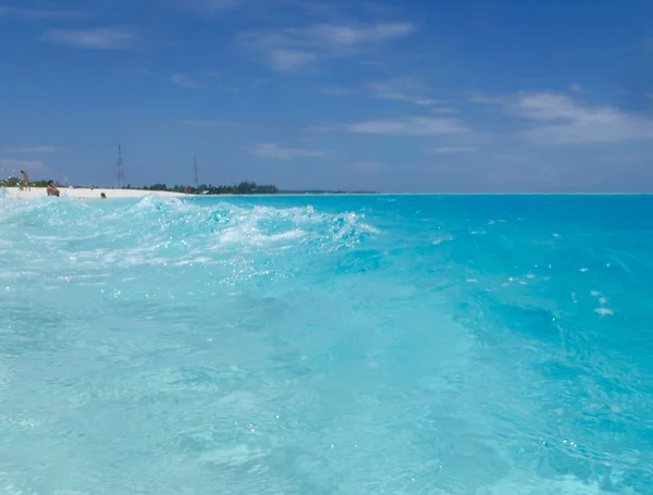Wunderschönes türkisfarbenes Wasser der Malediven — Stockfoto
