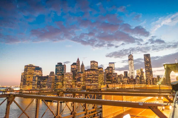 Brooklyn Bridge e Manhattan com luzes e reflexos. Novo Y — Fotografia de Stock