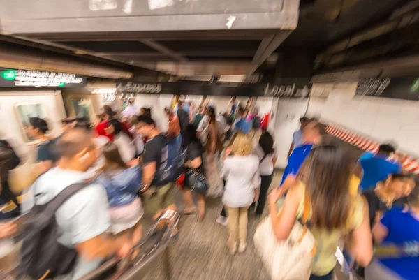 Bewegende menigte in New York metrostation — Stockfoto