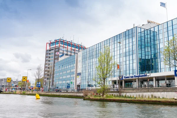 AMSTERDAM - APRIL 15, 2015: Bangunan kota Nodern dengan wisatawan — Stok Foto