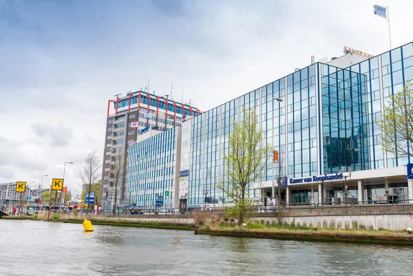 AMSTERDAM - 15 DE ABRIL DE 2015: Edificios de la ciudad de Nodern con turistas — Foto de Stock