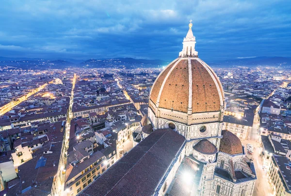 Impresionante vista aérea nocturna de Piazza Duomo Florencia, Italia — Foto de Stock