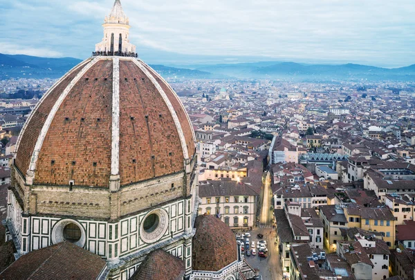 Splendida vista aerea notturna di Piazza Duomo - Firenze, Italia — Foto Stock