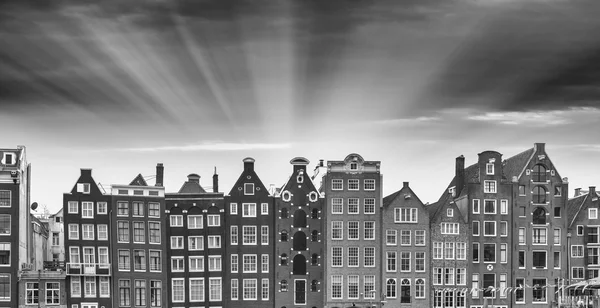 Preto e branco vista de Amsterdam edifícios clássicos — Fotografia de Stock