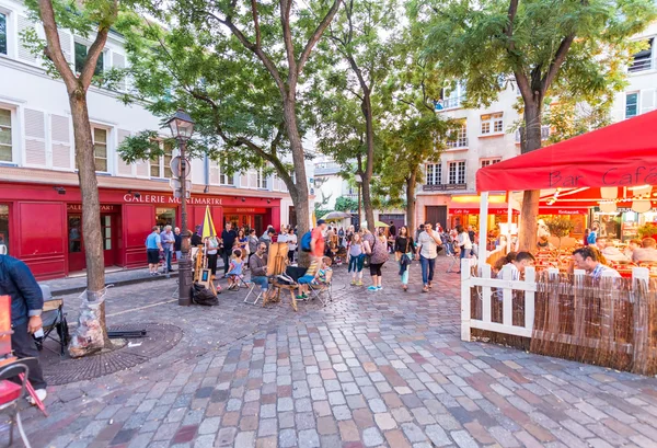 PARÍS - CIRCA JUNIO, 2014: Turistas en las hermosas calles de Montm —  Fotos de Stock