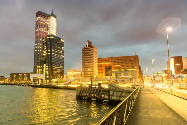 Rotterdam natt skyline en stormig kväll — Stockfoto