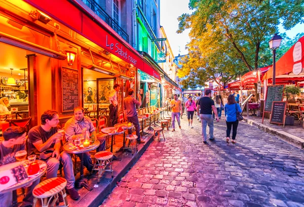 Parijs - Circa juni 2014: Toeristen bezoek de stad. Parijs trekt — Stockfoto