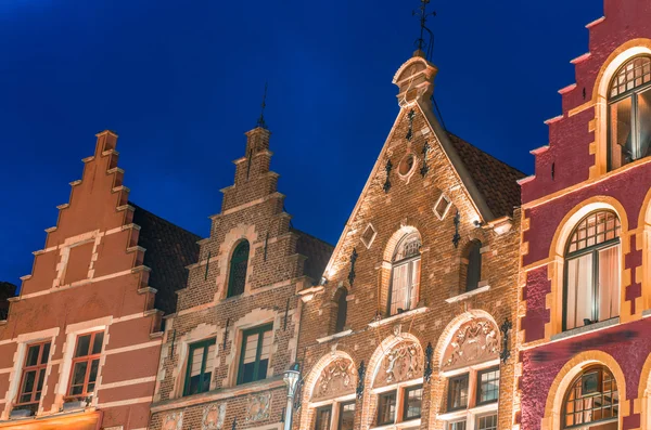 Schöne Häuser von Brügge auf dem Hauptplatz in der Nacht — Stockfoto