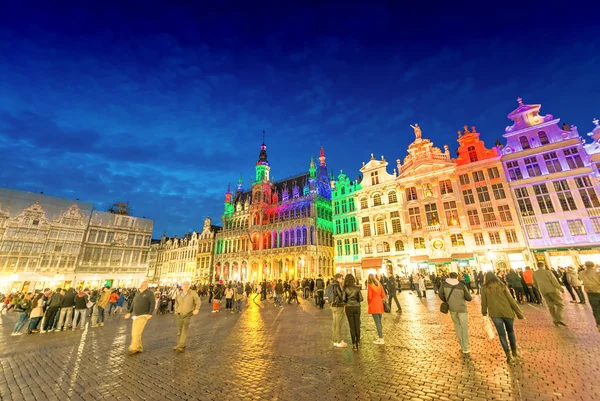 BRUSSELS - MAY 1, 2015: Tourists at night in Grote Marks Square. — Stock Photo, Image