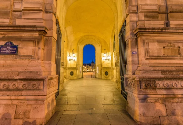 Paříž - cca červen 2014: Muzeum Louvre za soumraku. Louvre museu — Stock fotografie