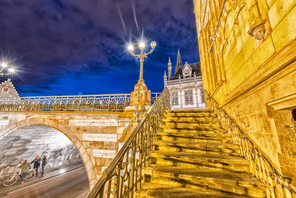 Colores nocturnos de la arquitectura Gent, Bélgica — Foto de Stock