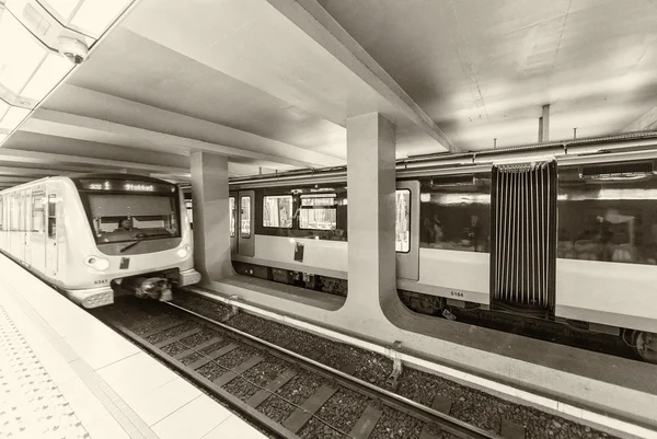 BRUSELAS - 1 DE MAYO DE 2015: El tren llega a la estación de metro de la ciudad. Subtema —  Fotos de Stock