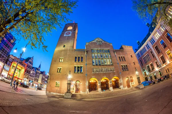 Amsterdam - 25 Nisan 2015: Turistler ve yerliler boyunca şehir stree