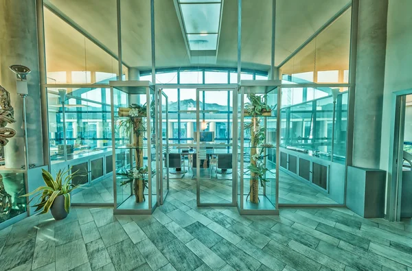 Glaswand im Bürogebäude — Stockfoto