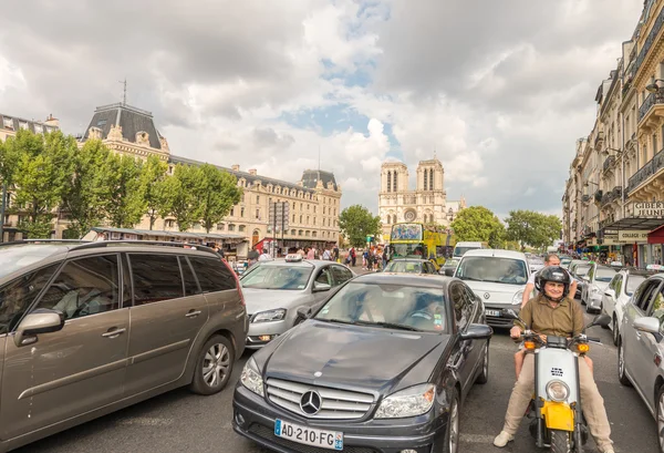 PARIS - CIRCA JUNHO 2014: Turistas visitam a cidade. Paris atrai — Fotografia de Stock