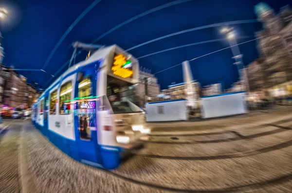 Amsterdam'da gece, bulanık manzaraya tramvay — Stok fotoğraf