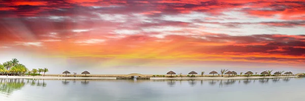 洪都拉斯罗阿坦岛海滩的美丽日落全景视图 — 图库照片