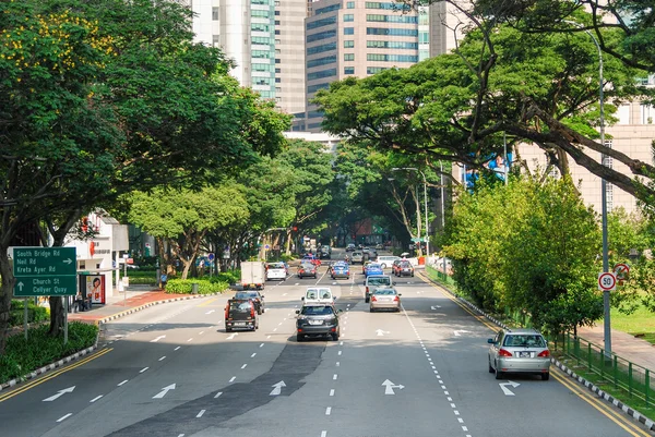 SINGAPORE - JULY 21, 2008: Streets of Singapore on a summer day. — Stock Photo, Image