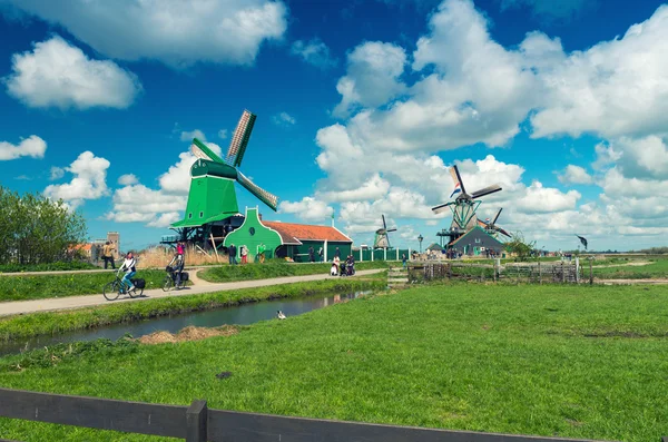 Větrných mlýnů Zaanse Schans po městě kanálu, Nizozemsko — Stock fotografie