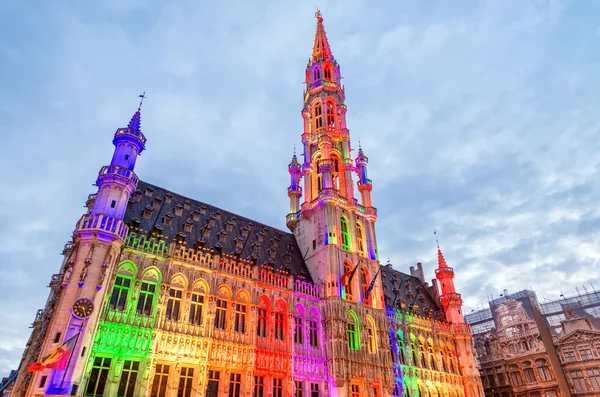 La Grand Place iluminada por la noche en Bruselas, Bélgica —  Fotos de Stock
