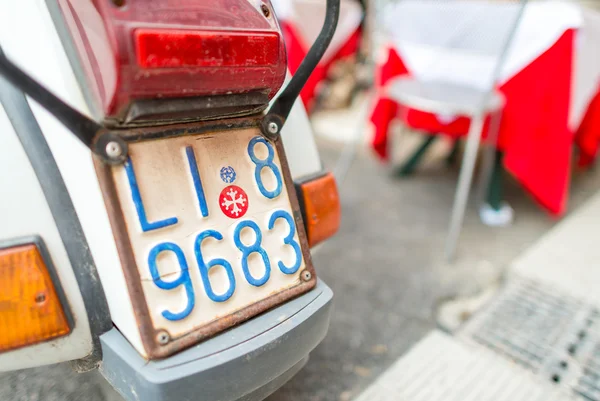 Pisa, İtalya - 16 Mayıs 2015: Eski Vespa scooter şehir sokaklar boyunca — Stok fotoğraf