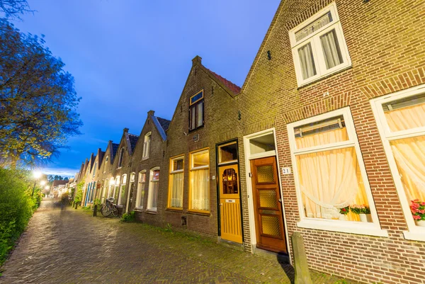 Τα σπίτια της πόλης Alkmaar, η Ολλανδία τη νύχτα — Φωτογραφία Αρχείου