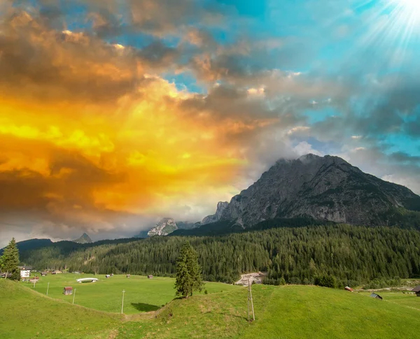 Alpes Montañas en Italia, vista al atardecer — Foto de Stock