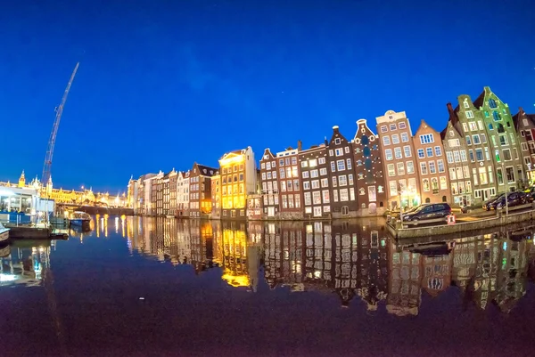 Casas sobre el canal de Amsterdam por la noche — Foto de Stock