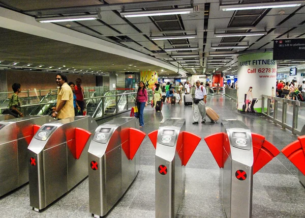 SINGAPORE - JULHO 12, 2008: Pessoas no metrô. Sistema subterrâneo — Fotografia de Stock