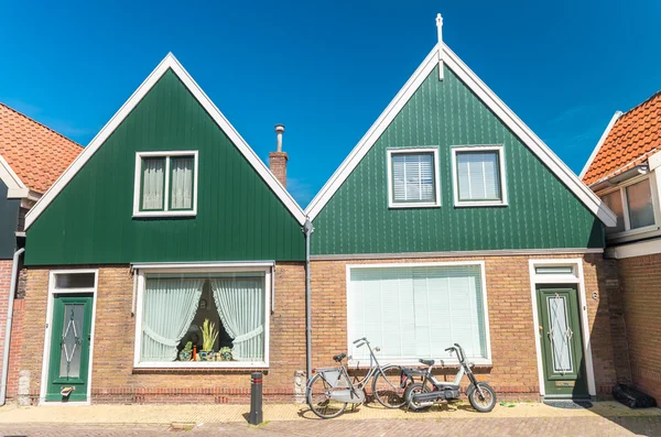 Volendam, Países Bajos. Casas clásicas alineadas a lo largo de la calle — Foto de Stock