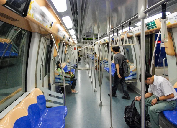 SINGAPORE - JULHO 12, 2008: Pessoas no metrô. Sistema subterrâneo — Fotografia de Stock