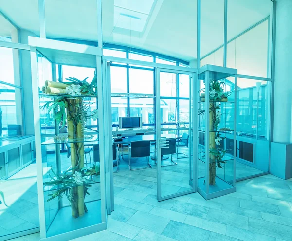 Parede de vidro no prédio de escritórios — Fotografia de Stock