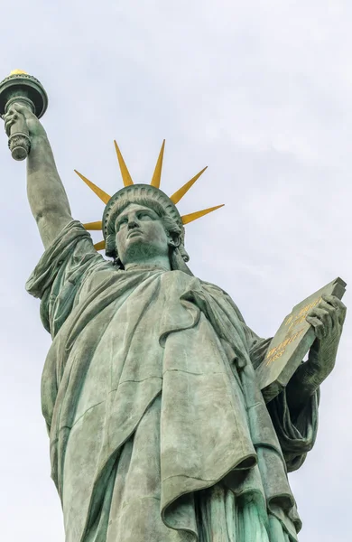 Estátua da Liberdade em Paris. Bottom-Up vista da rua — Fotografia de Stock