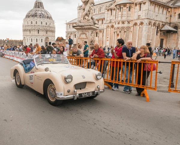 PISA, ITALIA - 16 DE MAYO DE 2015: Mille miglia competition car along S —  Fotos de Stock
