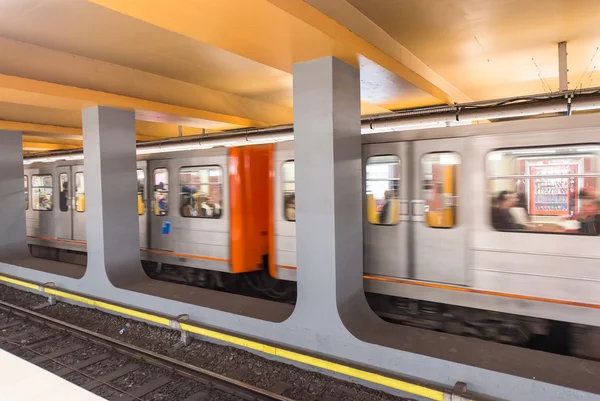 Βρυξέλλες - 1η Μαΐου 2015: Τραίνο φτάνει στο σταθμό μετρό της πόλης. Υπο — Φωτογραφία Αρχείου