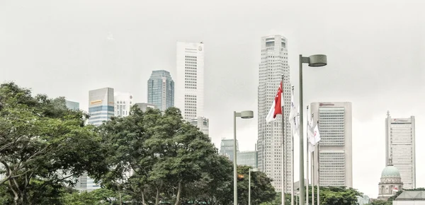 Singapour skyline par une belle journée d'été — Photo