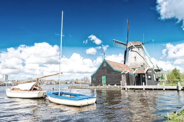 桑斯安斯 Schans 沿城市运河，荷兰的风车 — 图库照片