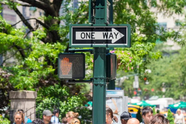 Ciudad de Nueva York. Mover a la gente bajo el cartel de One Way —  Fotos de Stock