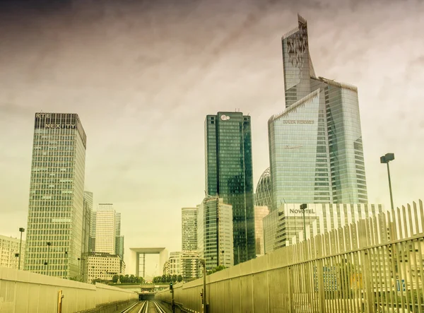 PARIS - JULY 22, 2014: Train arrives in La Defense modern quarte — Stock Photo, Image