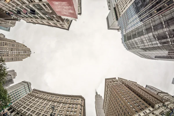 Vista sulla strada dei grattacieli di Manhattan, New York — Foto Stock